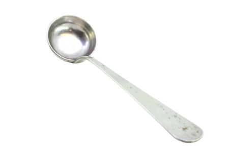 Concha de sopa em prata lisa com friso com o cabo a expedir.