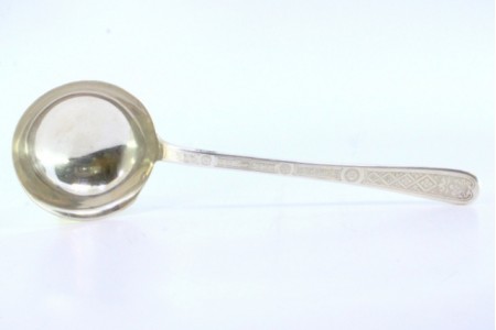  Concha de sopa em prata com relevos ao longo do cabo.