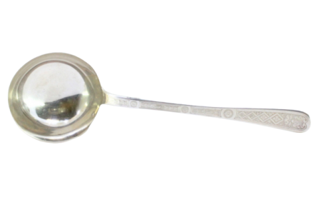  Concha de sopa em prata com relevos ao longo do cabo.