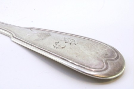 Concha de sopa em prata com frisos ao longo do cabo.