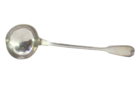 Concha de sopa em prata com frisos ao longo do cabo.