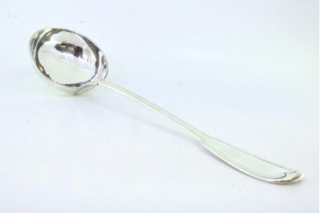 Concha de sopa em prata com frisos ao longo do cabo a expedir.