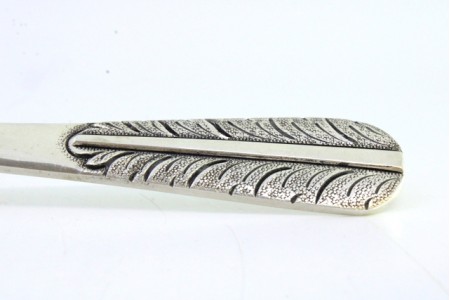 Concha de sopa em prata lisa com relevos no cabo.