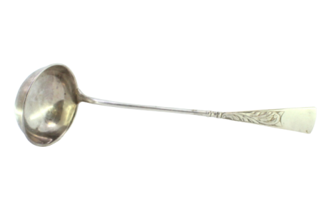 Concha de sopa em prata com gravados no cabo envolvendo cartela para monograma.