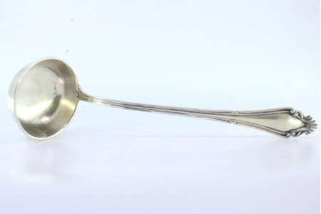 Concha de sopa em prata com frisos e relevos no cabo envolvendo cartela para monograma.