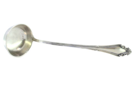 Concha de sopa em prata com frisos e relevos no cabo envolvendo cartela para monograma.