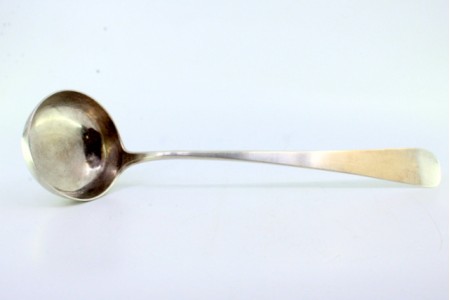 Concha de sopa em prata lisa com cabo a expedir.