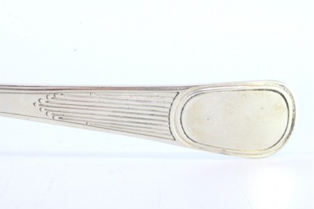  Concha de sopa em prata com friso no cabo envolvendo cartela para monograma.