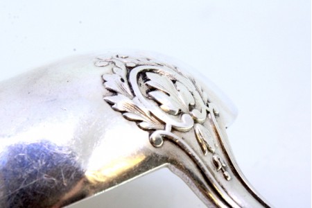 Concha de sopa em prata com friso e relevos no cabo envolvendo cartela para monograma.