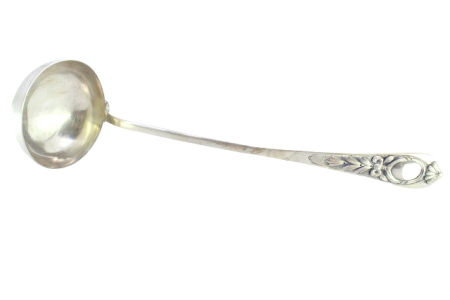 Concha de sopa em prata com friso e relevos no cabo envolvendo cartela para monograma.