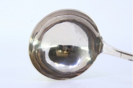 Concha de sopa em prata lisa com cabo a expedir.