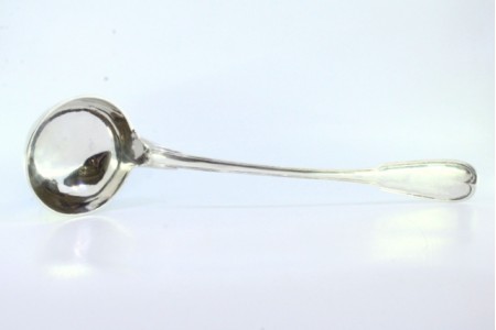 Concha de sopa em prata com friso ao longo do cabo.