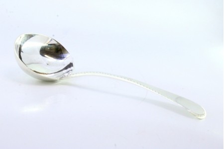 Colher para molhos em prata com frisos ao longo do cabo.