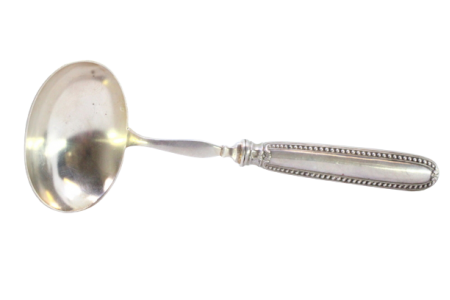 Colher para molhos em prata com relevos e perlada no cabo.