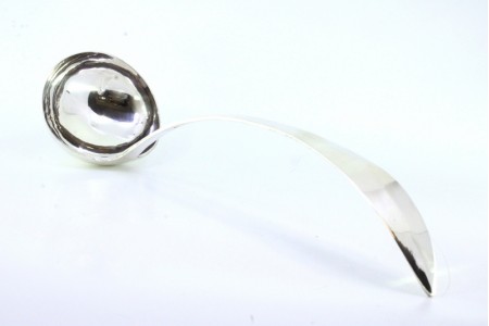 Concha de sopa em prata com  friso no cabo curvo.