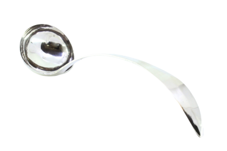 Concha de sopa em prata com  friso no cabo curvo.