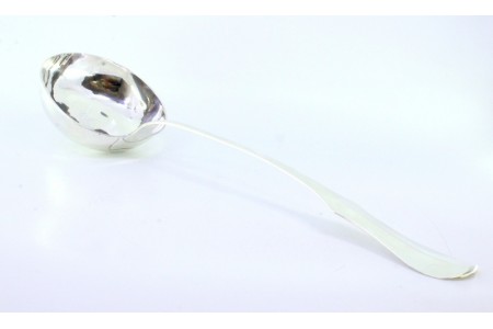  Concha de sopa em prata lisa com friso no cabo recortado.