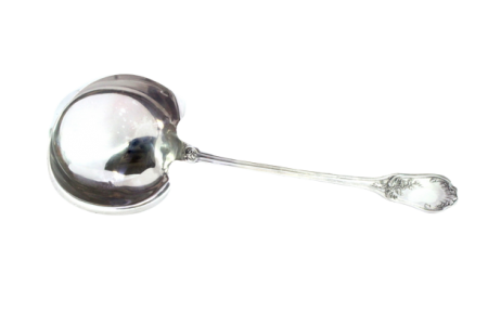 Colher de molhos em prata com relevos e frisos ao longo do cabo.