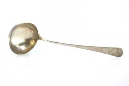 Concha de sopa em prata com guilhochada envolvendo cartela para monograma com motivos florais.