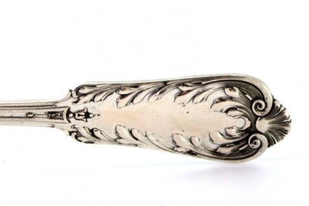 Concha de sopa em prata com frisos e relevos ao longo do cabo concheado