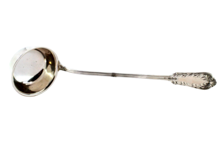 Concha de sopa em prata com frisos e relevos ao longo do cabo concheado