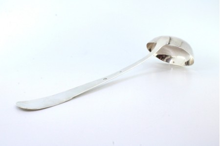 Concha de sopa em prata lisa com cabo ao estilo caninhas.