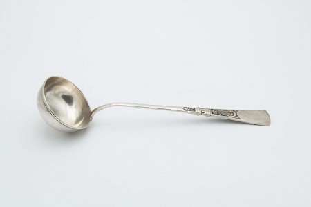  Concha de sopa em prata com relevos no cabo a expedir.