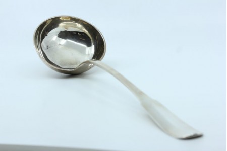 Concha de sopa  em prata lisa com cabo a expedir