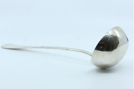 Concha de sopa em prata lisa com cabo a expedir.