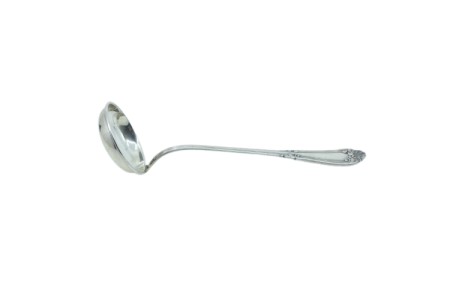 Concha de sopa em prata com frisos ao longo do cabo com volutas envolvendo cartela para monograma.