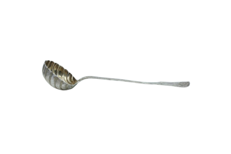  Concha de sopa em prata em forma de concha com frisos ao longo do cabo envolvendo cartela para monograma.