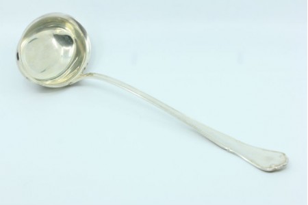  Concha de sopa em prata lisa com frisos ao longo do cabo