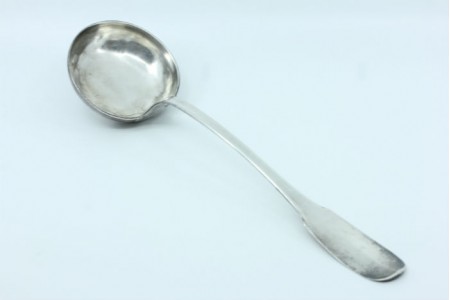  Concha de sopa em prata lisa com frisos ao longo do cabo a expedir