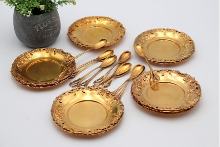 Conjunto de pratos e colheres para sobremesa em prata dourada