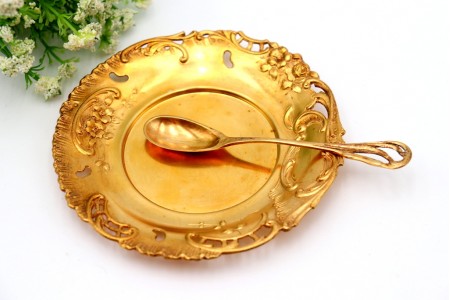 Conjunto de pratos e colheres para sobremesa em prata dourada