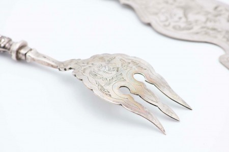 Faca e garfo de peixe em prata com gravados nas lâminas