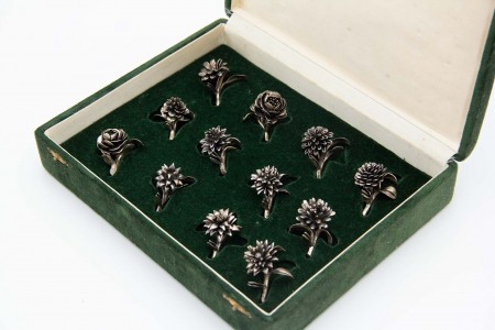 Conjunto de marcadores de mesa em prata em forma de flores com estojo original em veludo.