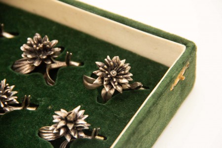 Conjunto de marcadores de mesa em prata em forma de flores com estojo original