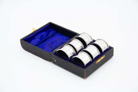 Conjunto de seis argolas de guardanapo em prata lisa com frisos envolventes