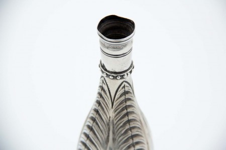 Jarrinhas em prata com relevos perlados