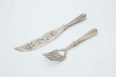 Faca e garfo de peixe em prata recortada 