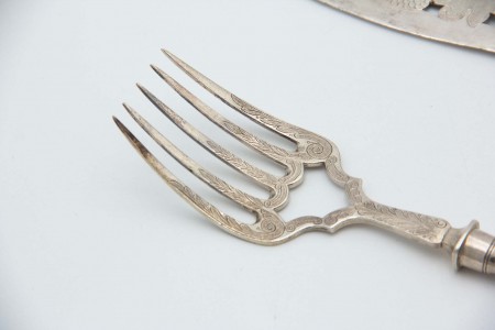 Faca e garfo de peixe em prata recortada 