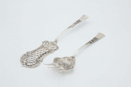 Conjunto de garfo de peixe e de espátula em prata com recortes