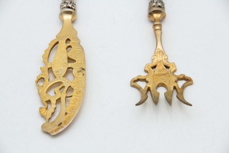 Conjunto de garfo e faca em prata dourada para peixe