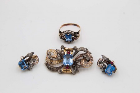 Conjunto de pregadeira, brincos e anel em ouro e prata com lascas de diamantes, e pedras de imitação incrustadas.