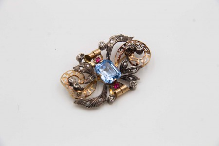 Conjunto de pregadeira, brincos e anel em ouro e prata com lascas de diamantes