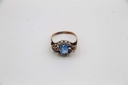 Conjunto de pregadeira, brincos e anel em ouro e prata com lascas de diamantes, e pedras de imitação incrustadas.