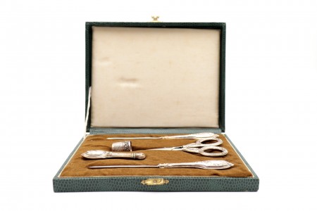 Conjunto de costura com cinco utensílios em e com prata, estojo original forrado