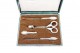 Conjunto de costura com cinco utensílios em e com prata, estojo original forrado
