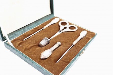 Conjunto de costura com cinco utensílios em e com prata, estojo original forrado